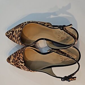 Naturalizer size 8.5M animal print, pointed-toe sandals.